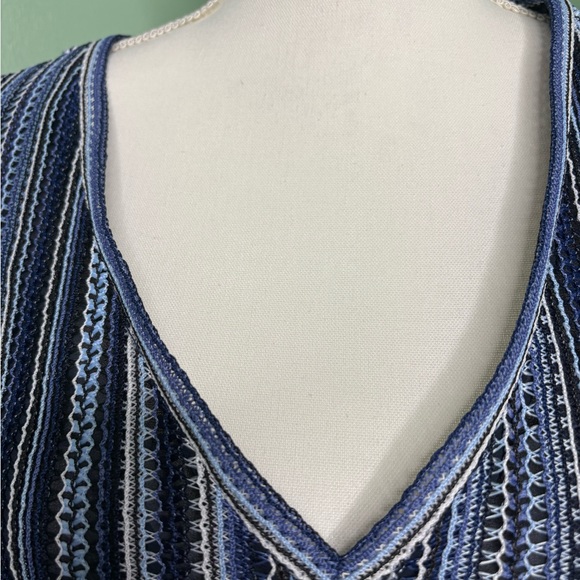 Elegant Blue Striped V-Neck Blouse - Picture 3 of 15